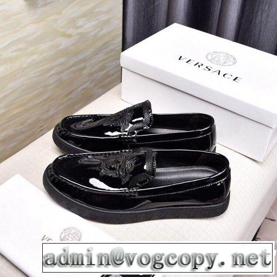 カジュアルシューズ 今季トレンドの限定アイテム 2019年の夏のマスト VERSACE ヴェルサーチ