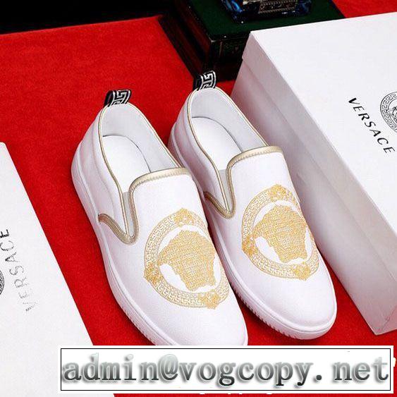 知的な夏のスタイル VERSACE ヴェルサーチ カジュアルシューズ 【2019年】夏のファッション きちんと感をプラス