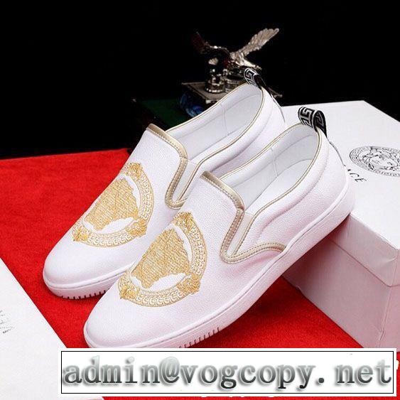 知的な夏のスタイル VERSACE ヴェルサーチ カジュアルシューズ 【2019年】夏のファッション きちんと感をプラス
