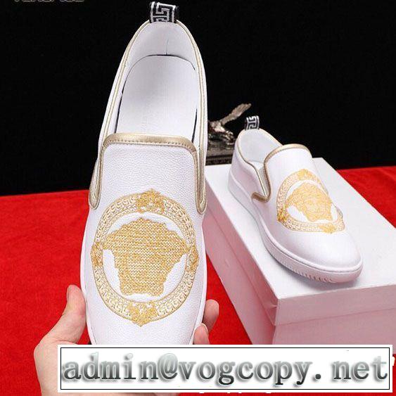 知的な夏のスタイル VERSACE ヴェルサーチ カジュアルシューズ 【2019年】夏のファッション きちんと感をプラス