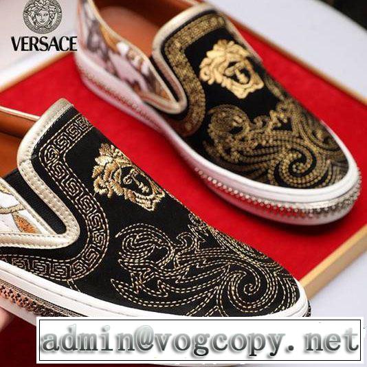 VERSACE ヴェルサーチ カジュアルシューズ 2019春夏の大注目トレンド 一気にトレンド感満載な着こなし