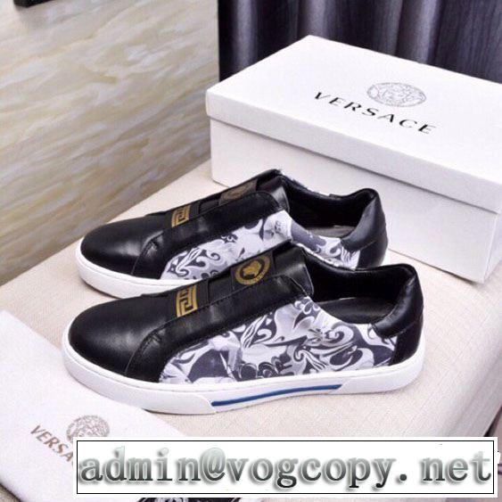 夏らしい品格が漂う 2019年の春夏に着たい 軽やかな素材感 VERSACE ヴェルサーチ カジュアルシューズ 2色可選