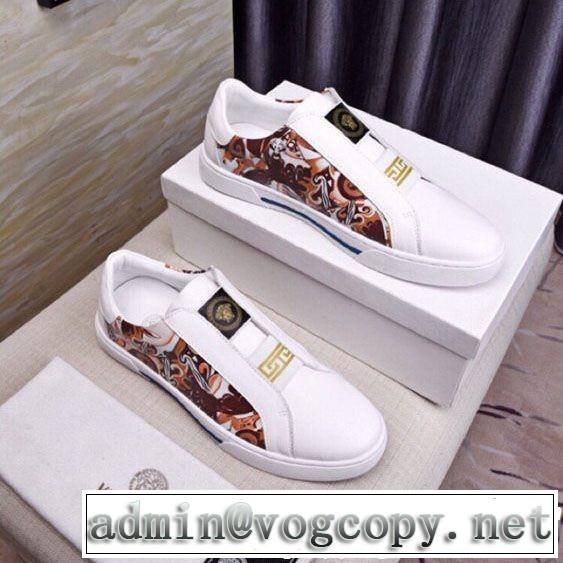 夏らしい品格が漂う 2019年の春夏に着たい 軽やかな素材感 VERSACE ヴェルサーチ カジュアルシューズ 2色可選