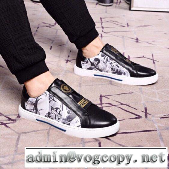 夏らしい品格が漂う 2019年の春夏に着たい 軽やかな素材感 VERSACE ヴェルサーチ カジュアルシューズ 2色可選