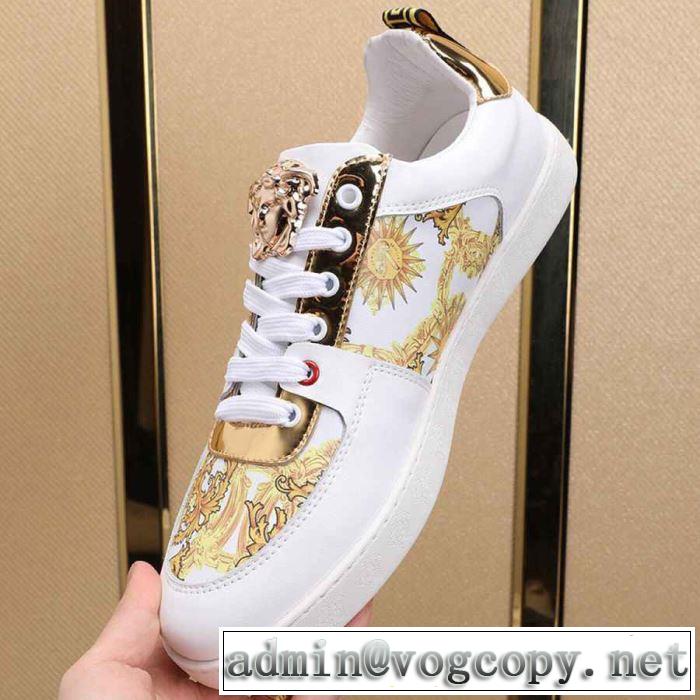 2色可選 カジュアルシューズ  ヴェルサーチ VERSACE おしゃれな夏ファッション2019 夏らしい季節感