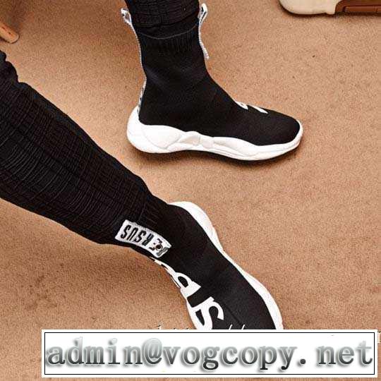ランニングシューズ 秋冬もちろん主役級 ヴェルサーチ2019秋のファッショントレンドはこれ VERSACE 大人かわいい秋冬コーデを楽しみ