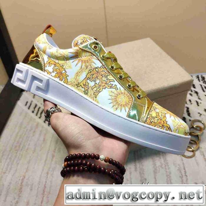 ヴェルサーチ今年の流行りファション VERSACE やっぱり優しい色 ランニングシューズ 【2019秋冬トレンド】押さえておきたい