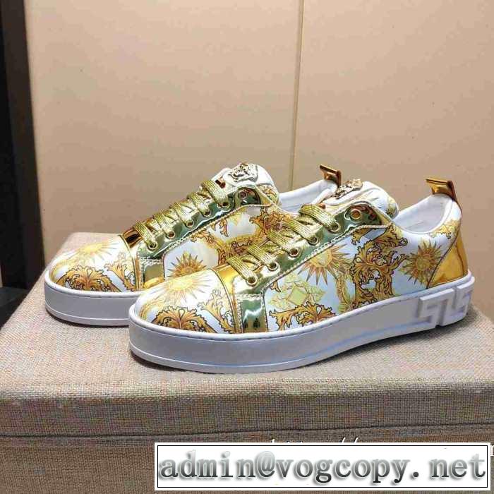 ヴェルサーチ今年の流行りファション VERSACE やっぱり優しい色 ランニングシューズ 【2019秋冬トレンド】押さえておきたい