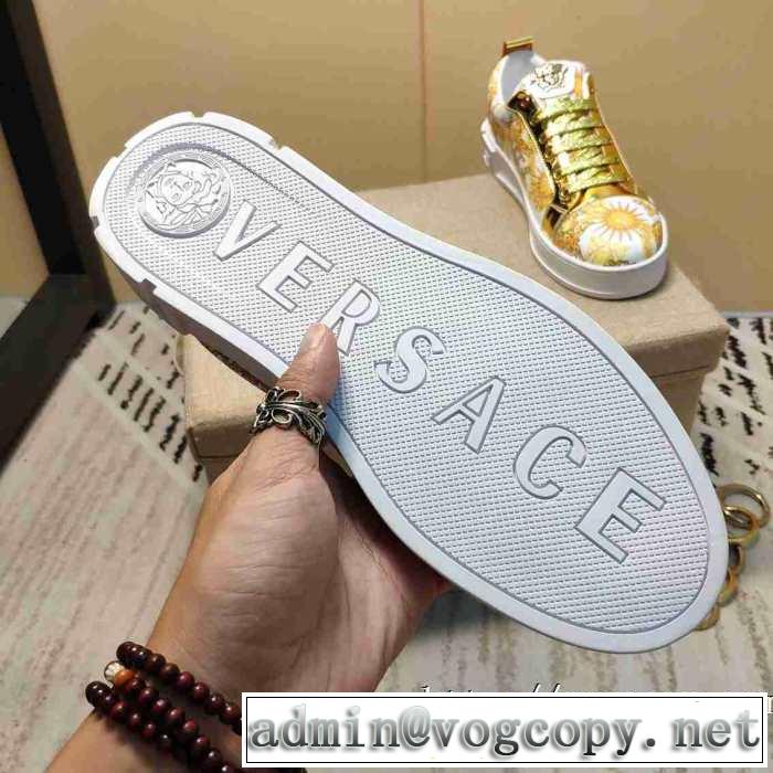 ヴェルサーチ今年の流行りファション VERSACE やっぱり優しい色 ランニングシューズ 【2019秋冬トレンド】押さえておきたい