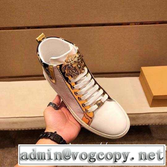 秋冬コーデと相性がいい ヴェルサーチおしゃれなファッションコーデ VERSACE ランニングシューズ 2019トレンド秋冬おすすめ安い