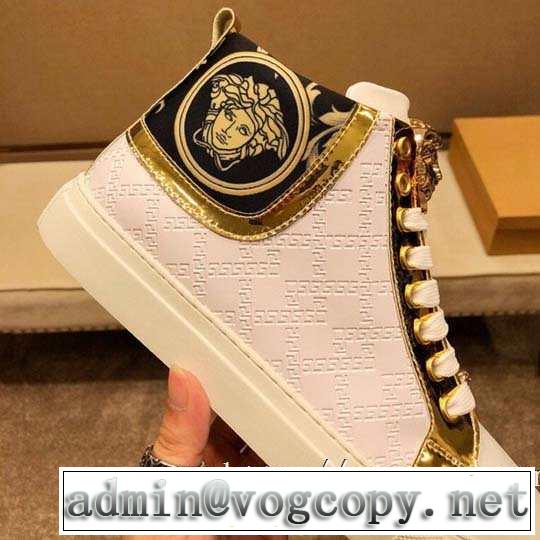 秋冬コーデと相性がいい ヴェルサーチおしゃれなファッションコーデ VERSACE ランニングシューズ 2019トレンド秋冬おすすめ安い