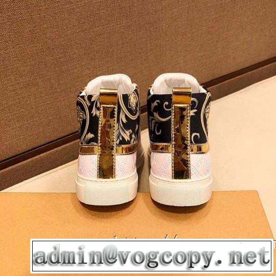 秋冬コーデと相性がいい ヴェルサーチおしゃれなファッションコーデ VERSACE ランニングシューズ 2019トレンド秋冬おすすめ安い