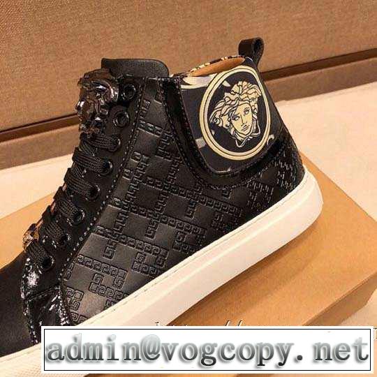 ランニングシューズ秋冬にお世話になる定番 ヴェルサーチ【最新】2019年秋冬のトレンド速報 VERSACE 優しいのに存在感