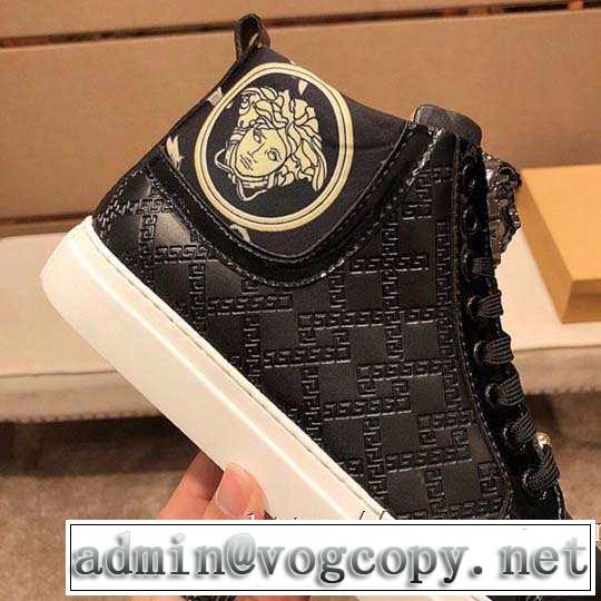 ランニングシューズ秋冬にお世話になる定番 ヴェルサーチ【最新】2019年秋冬のトレンド速報 VERSACE 優しいのに存在感