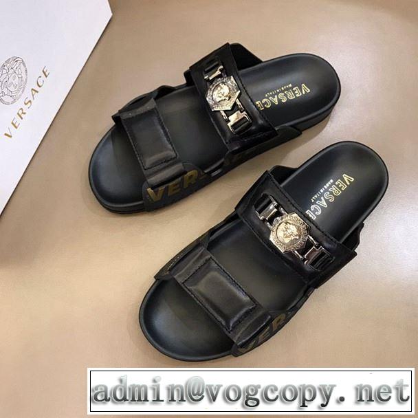 ヴェルサーチVERSACE おすすめ大人かわいい着こなし サンダル カジュアルさ  2019即旬な装いに