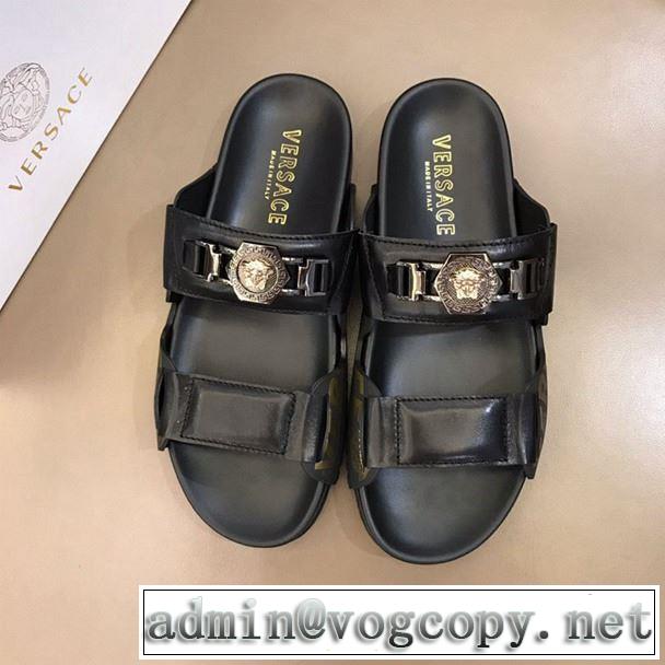  ヴェルサーチVERSACE おすすめ大人かわいい着こなし サンダル カジュアルさ  2019即旬な装いに