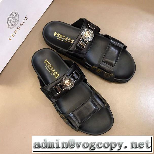  ヴェルサーチVERSACE おすすめ大人かわいい着こなし サンダル カジュアルさ  2019即旬な装いに