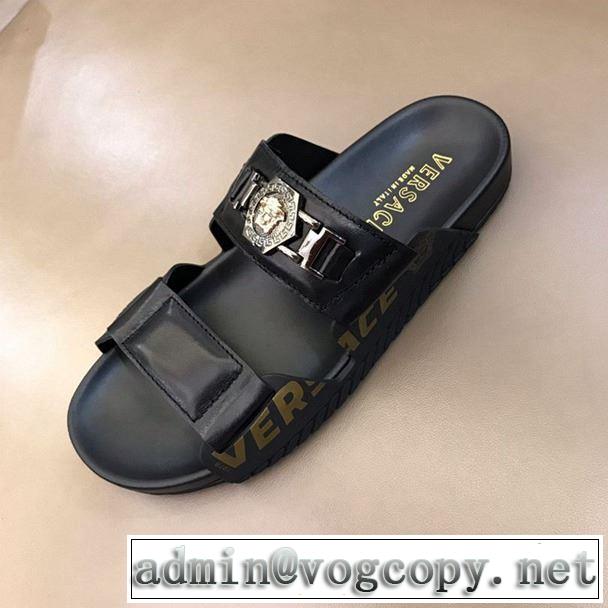  ヴェルサーチVERSACE おすすめ大人かわいい着こなし サンダル カジュアルさ  2019即旬な装いに