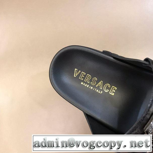  ヴェルサーチVERSACE おすすめ大人かわいい着こなし サンダル カジュアルさ  2019即旬な装いに