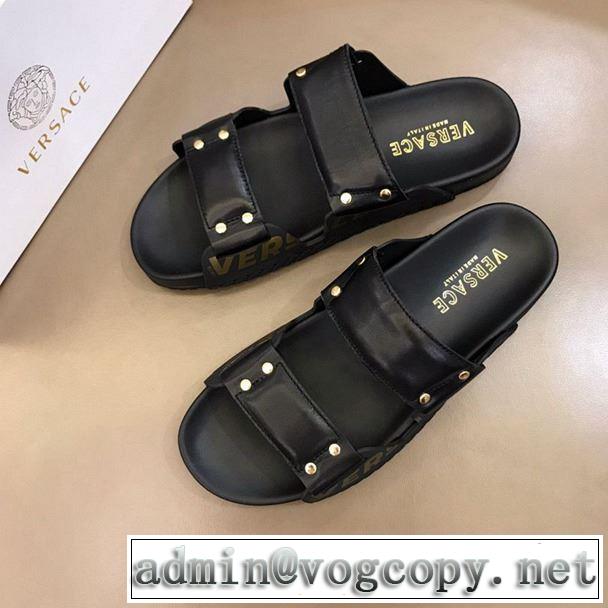 夏の大人カジュアルスタイル ヴェルサーチVERSACE きちんと感をプラス  サンダル 2019即旬な装いに