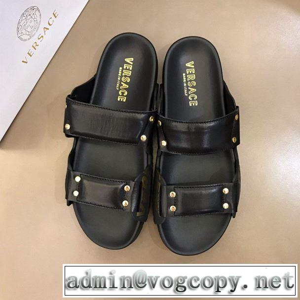  夏の大人カジュアルスタイル ヴェルサーチVERSACE きちんと感をプラス  サンダル 2019即旬な装いに