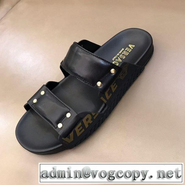  夏の大人カジュアルスタイル ヴェルサーチVERSACE きちんと感をプラス  サンダル 2019即旬な装いに