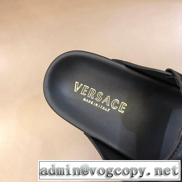  夏の大人カジュアルスタイル ヴェルサーチVERSACE きちんと感をプラス  サンダル 2019即旬な装いに