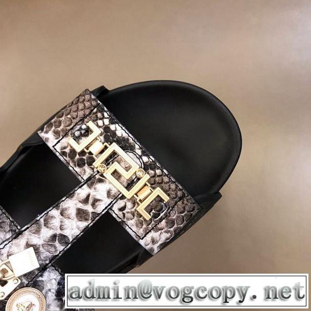 2色可選 キレイめ感が強い サンダル 夏らしい季節感  ヴェルサーチ きれいめ上品に VERSACE  2019年の夏のマスト 