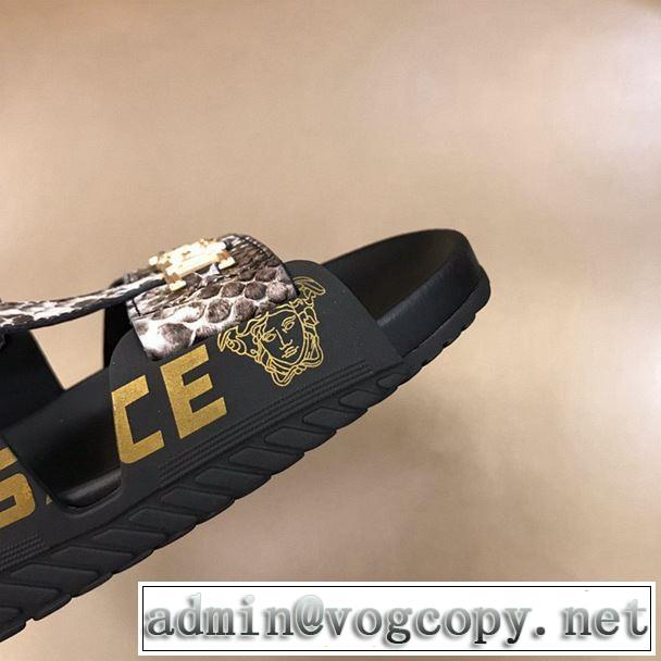 2色可選 キレイめ感が強い サンダル 夏らしい季節感  ヴェルサーチ きれいめ上品に VERSACE  2019年の夏のマスト 