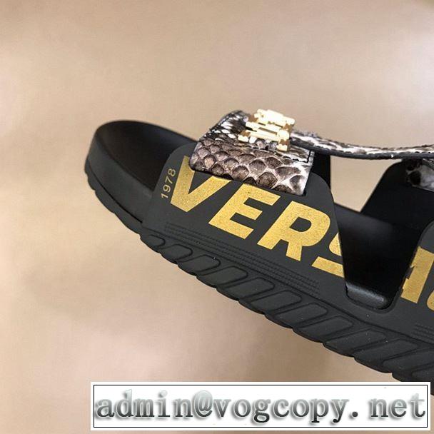 2色可選 キレイめ感が強い サンダル 夏らしい季節感  ヴェルサーチ きれいめ上品に VERSACE  2019年の夏のマスト 