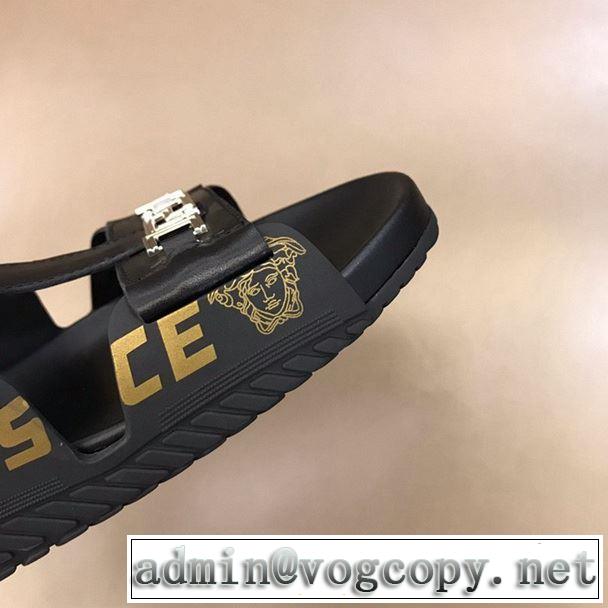  クールな印象を引き立て   ヴェルサーチVERSACE 2019年の夏のマスト 2色可選 サンダル グッと大人っぽい印象に