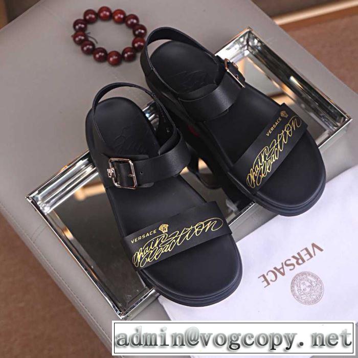  サンダル スタイルUPして着こなす  ヴェルサーチVERSACE2019年春夏のトレンドアイテム  おしゃれな大人の着こなし