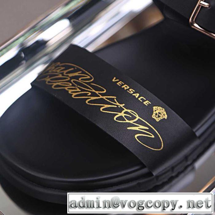 サンダル スタイルUPして着こなす  ヴェルサーチVERSACE2019年春夏のトレンドアイテム  おしゃれな大人の着こなし 