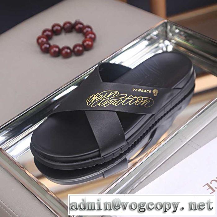  ヴェルサーチVERSACE 目を引く春夏トップス サンダル 【2019年】夏のファッション 優しい雰囲気スタイリッシュに