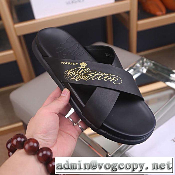  ヴェルサーチVERSACE 目を引く春夏トップス サンダル 【2019年】夏のファッション 優しい雰囲気スタイリッシュに