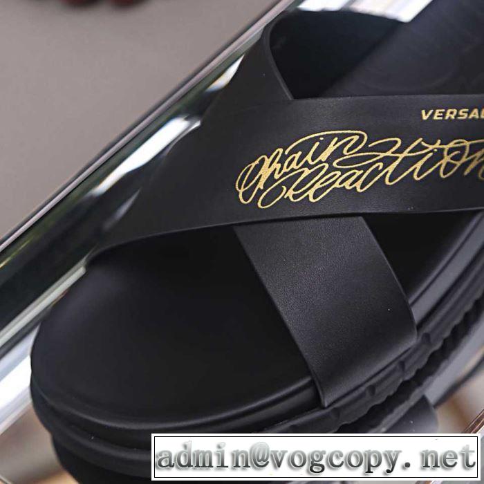  ヴェルサーチVERSACE 目を引く春夏トップス サンダル 【2019年】夏のファッション 優しい雰囲気スタイリッシュに