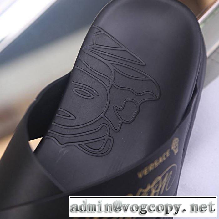 ヴェルサーチVERSACE 目を引く春夏トップス サンダル 【2019年】夏のファッション 優しい雰囲気スタイリッシュに 