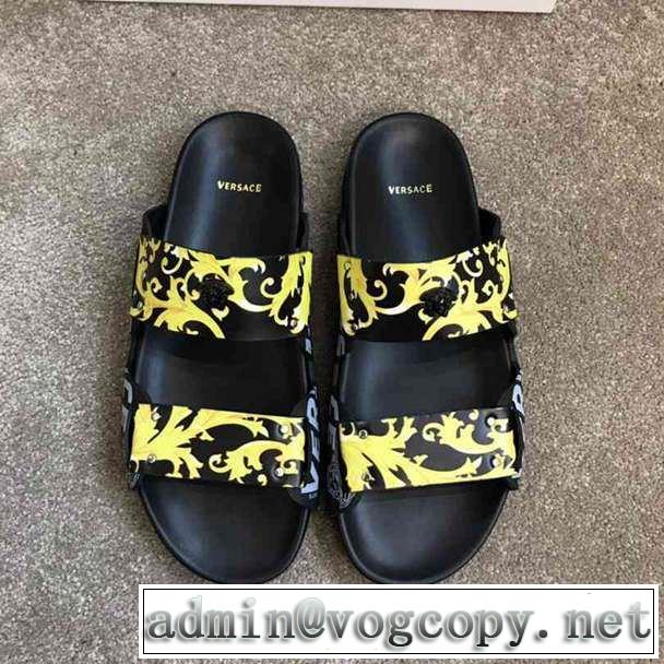  2色可選 爽やかな色合い サンダル 《2019年》今、注目のストリート  ヴェルサーチVERSACE 特に注目したい