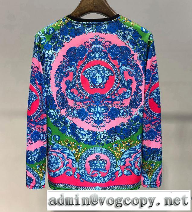 ヴェルサーチ VERSACE 長袖Tシャツ 2019年春夏のトレンドアイテム クラシカルな雰囲気