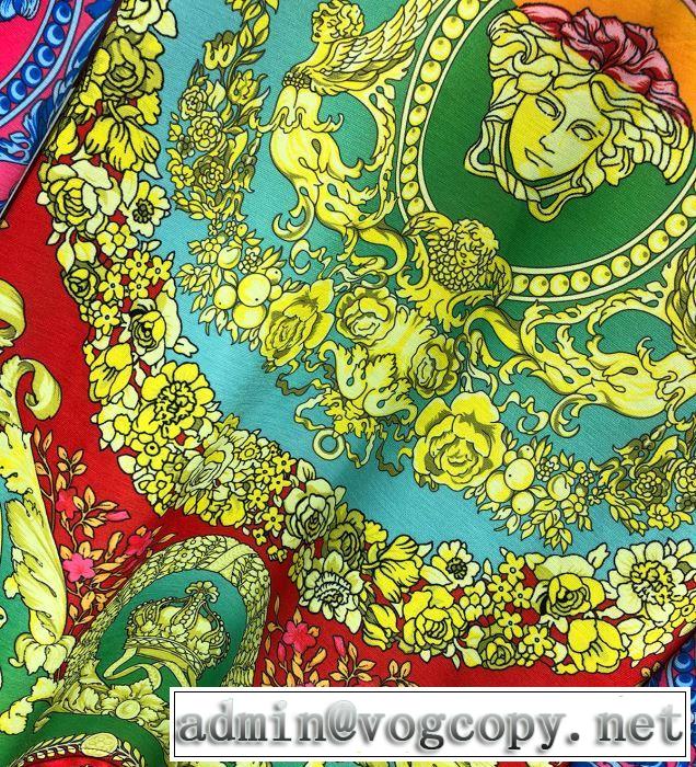 ヴェルサーチ VERSACE 長袖Tシャツ 2019年春夏のトレンドアイテム クラシカルな雰囲気