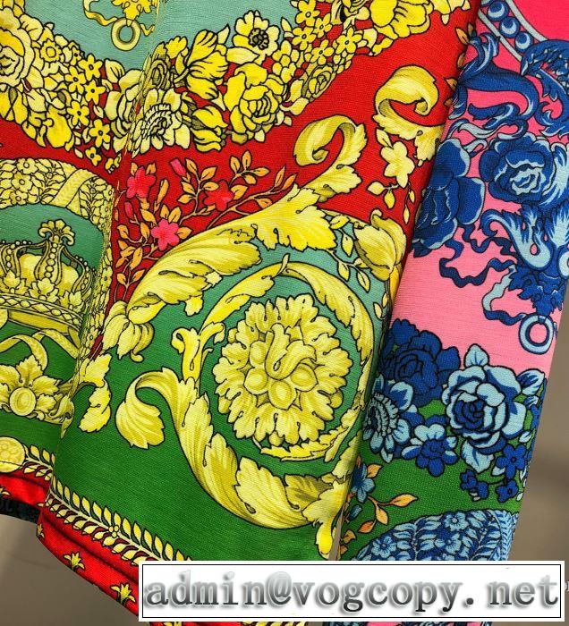 ヴェルサーチ VERSACE 長袖Tシャツ 2019年春夏のトレンドアイテム クラシカルな雰囲気