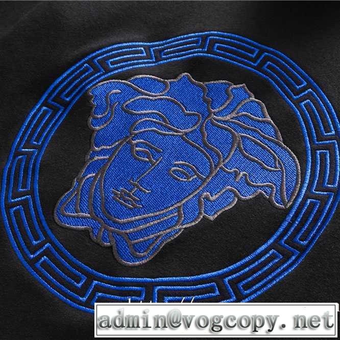 秋冬ファッションコーディネート ヴェルサーチ VERSACE 長袖Tシャツ 最速2019秋冬トレンドブランド