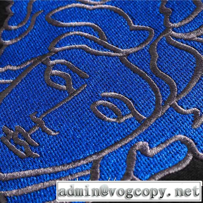 秋冬ファッションコーディネート ヴェルサーチ VERSACE 長袖Tシャツ 最速2019秋冬トレンドブランド
