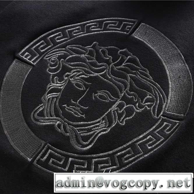 注目の秋ファッション一番 最新秋冬トレンドをチェック！2019-20秋冬 ヴェルサーチ VERSACE 長袖Tシャツ