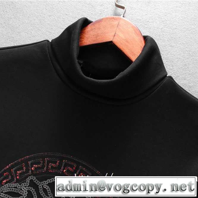秋冬にお世話になる定番 2019-20秋冬トレンドファッション ヴェルサーチ VERSACE 長袖Tシャツ