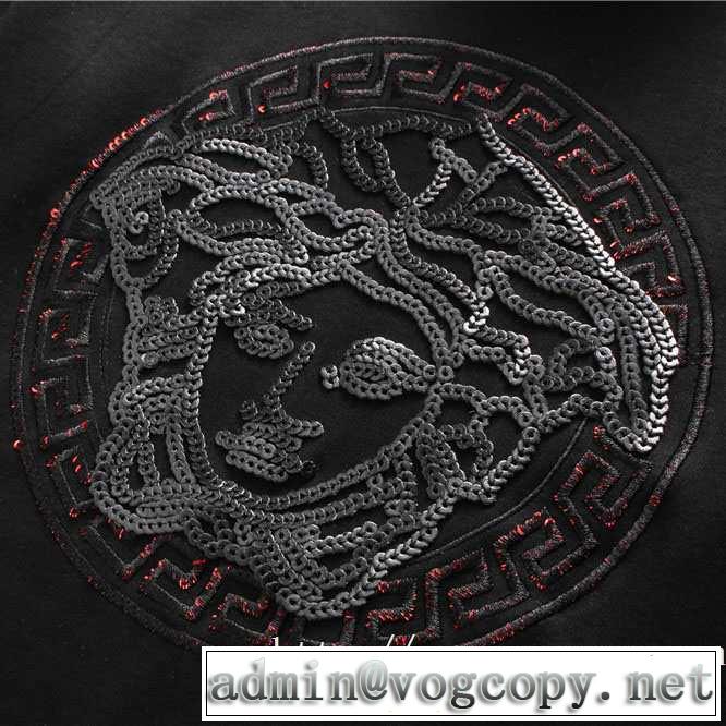 秋冬にお世話になる定番 2019-20秋冬トレンドファッション ヴェルサーチ VERSACE 長袖Tシャツ