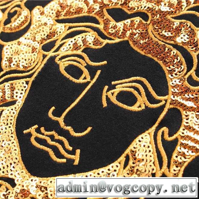 【最新】2019年秋冬のトレンド速報 ヴェルサーチ VERSACE 長袖Tシャツ 寒い季節トレンド上品