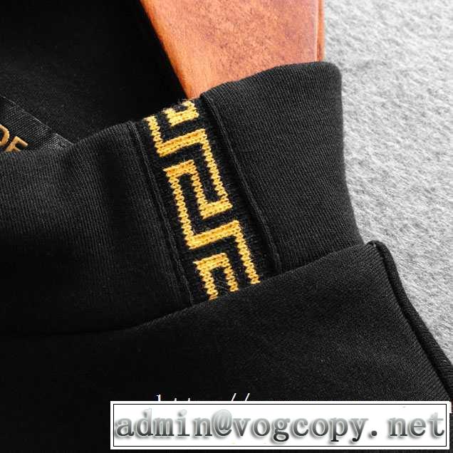長袖Tシャツ ヴェルサーチ VERSACE 今年の流行りファション 2019?2020秋冬流行色紹介