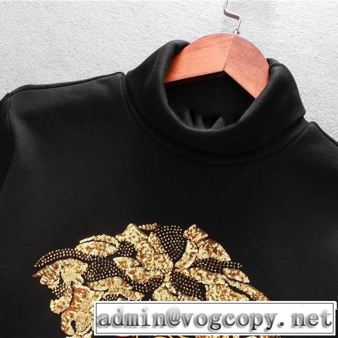 長袖Tシャツ  ヴェルサーチ VERSACE 最新トレンドコーデおすすめ 2019秋冬人気色おすすめ