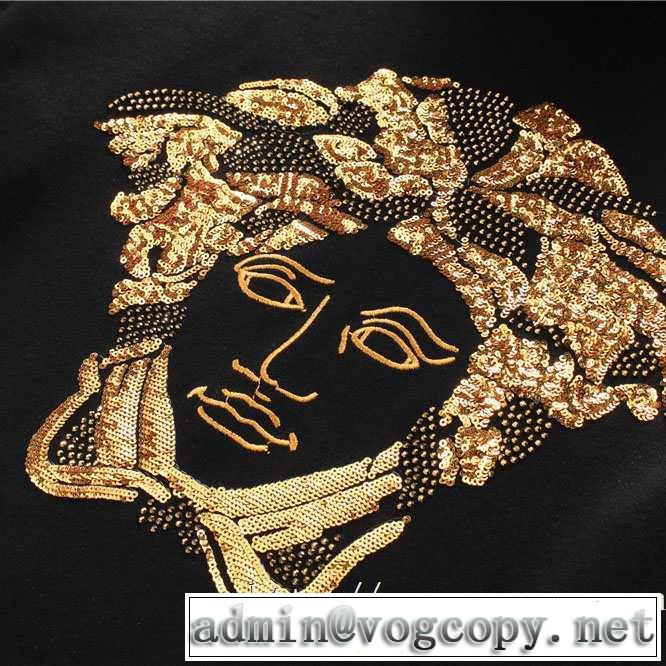 長袖Tシャツ  ヴェルサーチ VERSACE 最新トレンドコーデおすすめ 2019秋冬人気色おすすめ